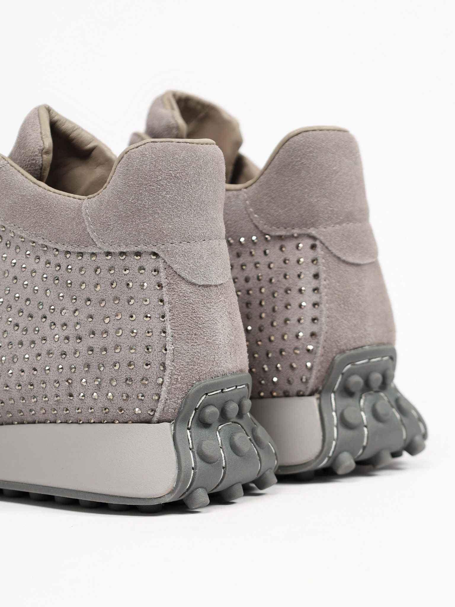 Кроссовки серого цвета со стразами на низкой подошве